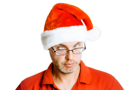 mal rasé Unshaven yeux bridés homme à Santa chapeau. Isolé sur blanc. Studio